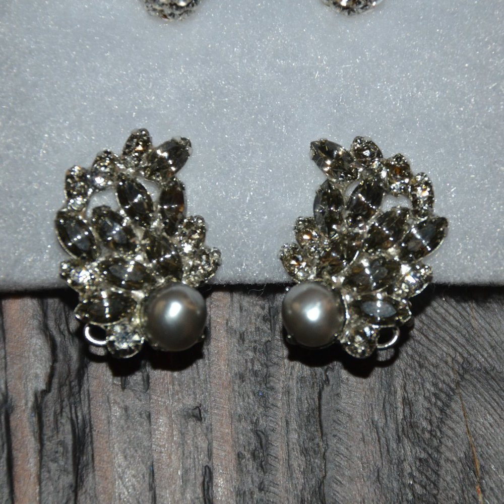 HAUTE COUTURE SIMAN TU BLACK GRAY FLORAL CLUSTER STATEMENT CRYSTAL PEARL EARRING